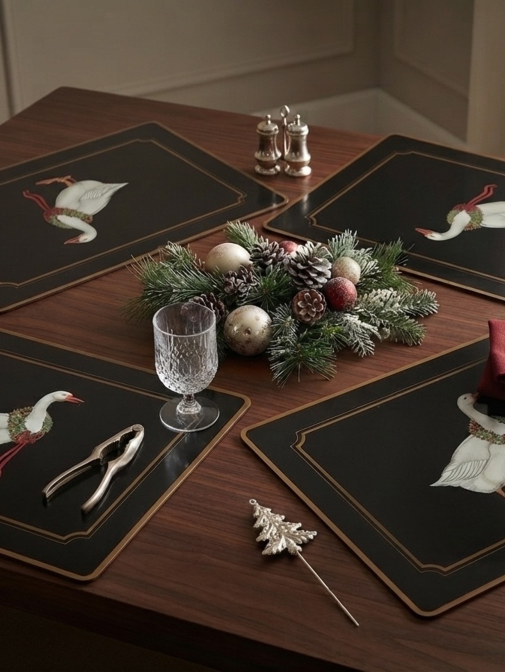 Vintage Pimpernel Black with festive goose Placements (4)